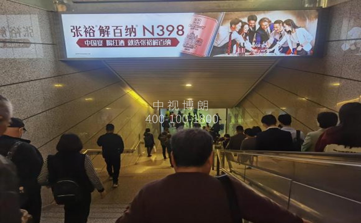 厦门站广告-出站楼梯楣头灯箱套装