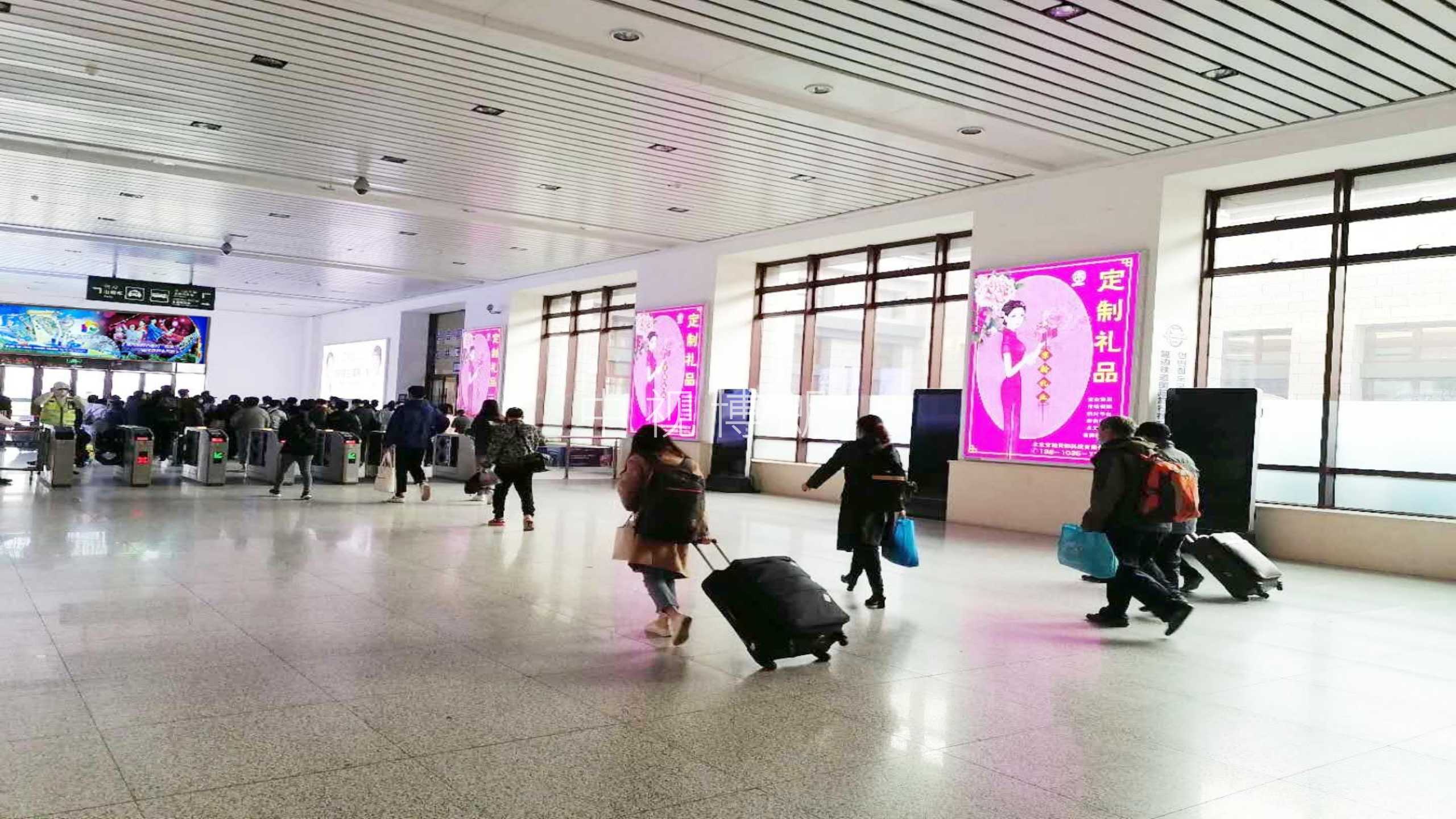 Реклама на вокзале Янцзы-Набор световых коробок на восточной и западной стенах вестибюля