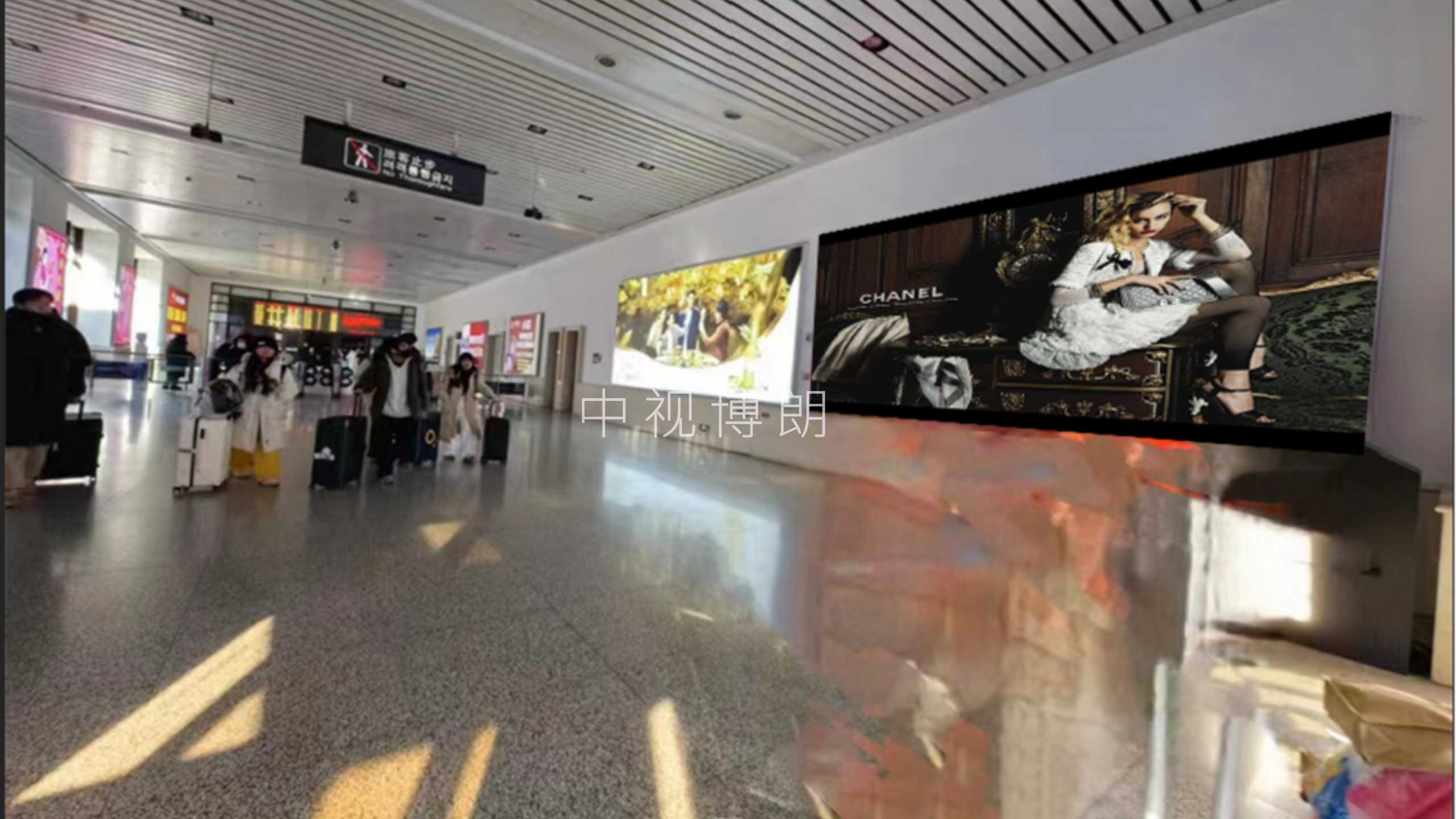 Реклама на вокзале Янцзы-Световой ящик на восточной и западной стенах вестибюля