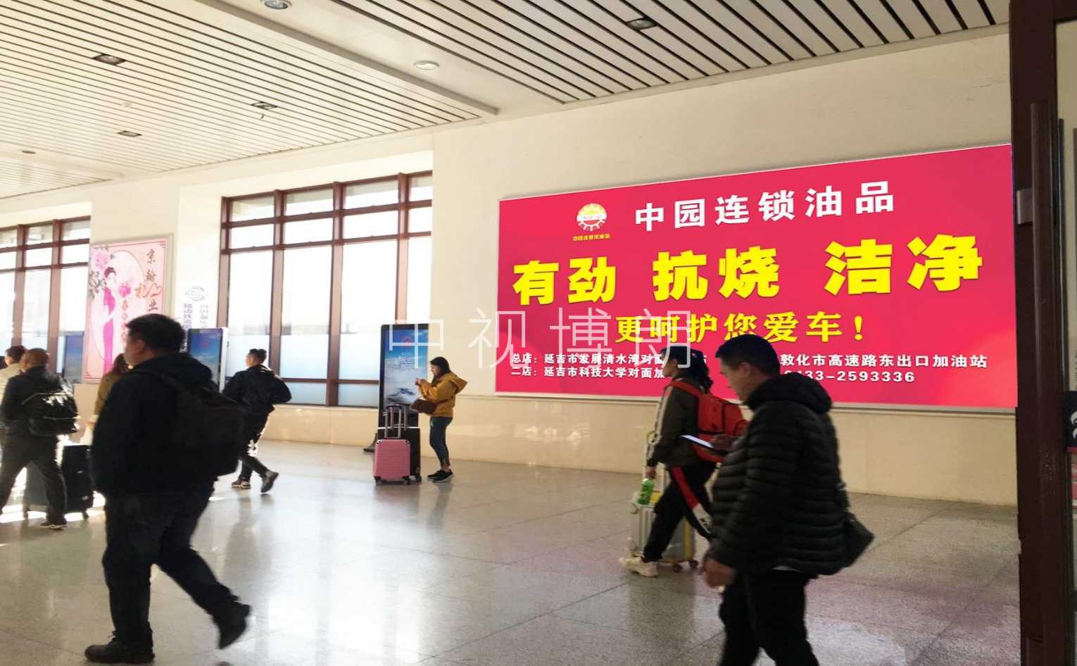 Реклама на вокзале Янцзы-Световой ящик к северу от восточной и западной стен вестибюля.