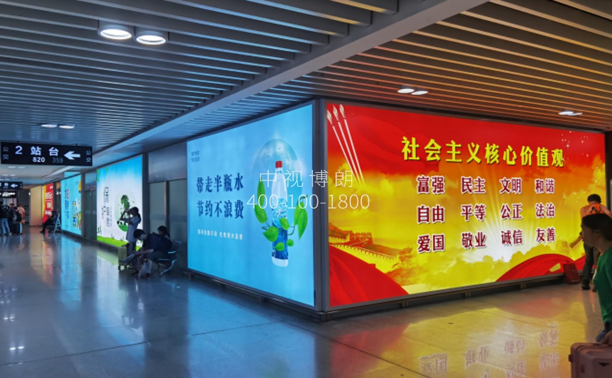 义乌站广告-出站隔离墙灯箱