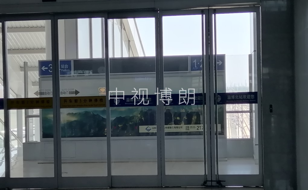 淄博北站广告-候车室进站扶梯口落地灯箱