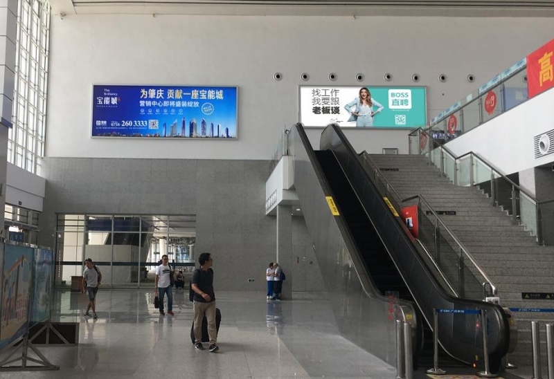 肇庆东站-进站候车厅墙面灯箱1