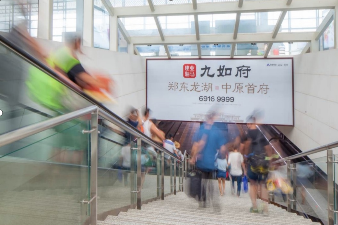 郑州东站广告-进站扶梯梯楣灯箱
