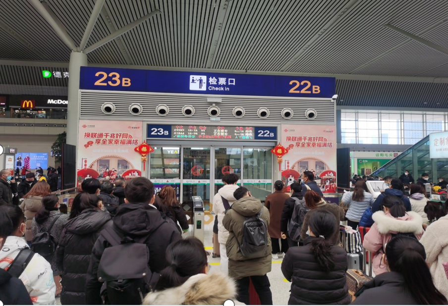 Реклама Восточного вокзала.-Набор контрольно - пропускных шлюзов в зале ожидания