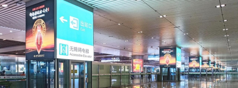 郑州东站广告-出站到达层北侧直梯灯箱