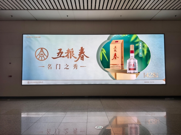 郑州东站广告-到达层中央通道两侧内嵌灯箱
