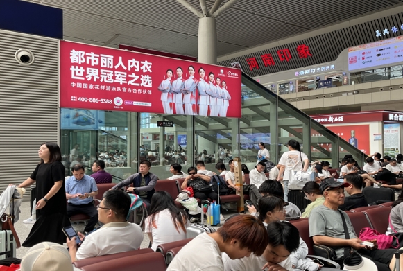 郑州东站广告-闸机口拉布灯箱