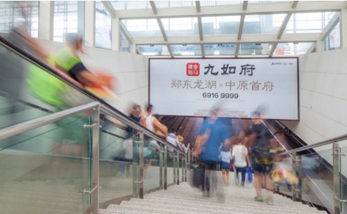 郑州东站广告-进站扶梯梯楣灯箱