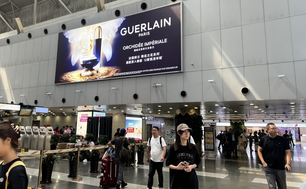 Реклама столичного аэропорта-T2 Световой ящик в зале отправления