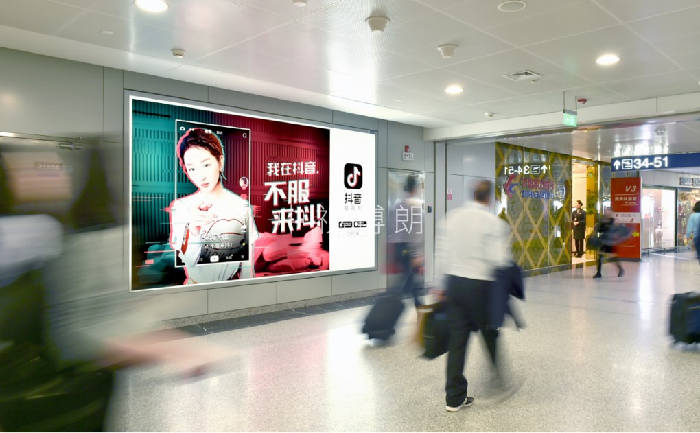 北京首都机场广告-T2国内出发东侧走廊灯箱D012