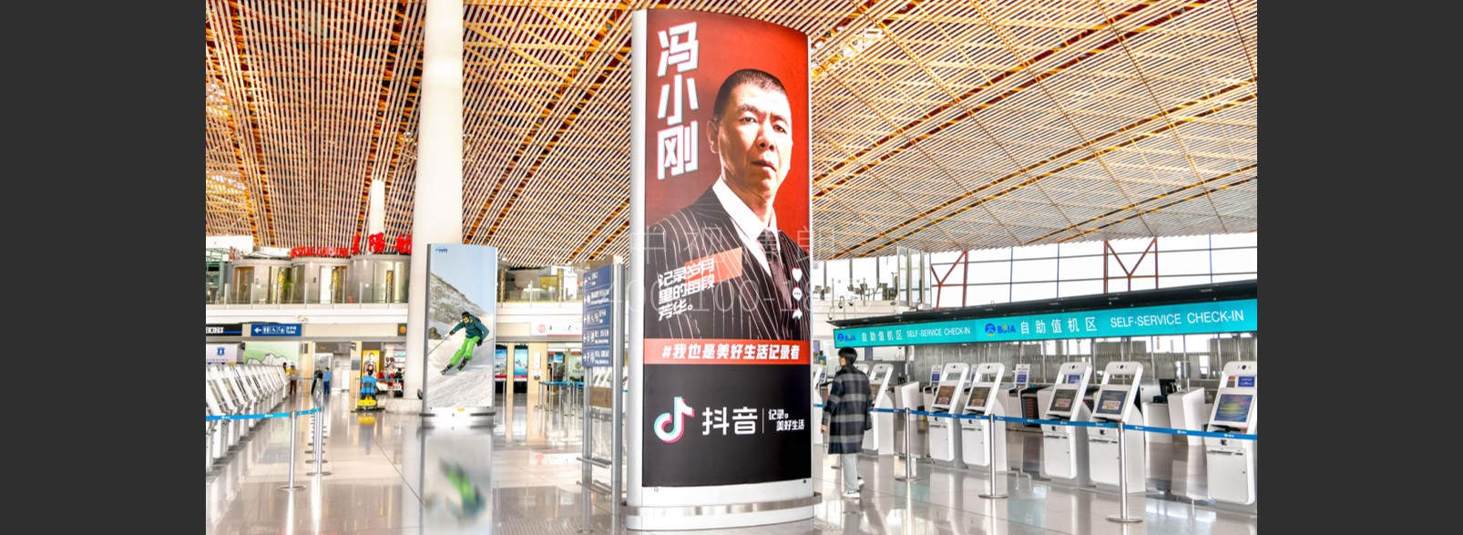 北京首都机场广告-T3出发大厅图腾灯箱J010