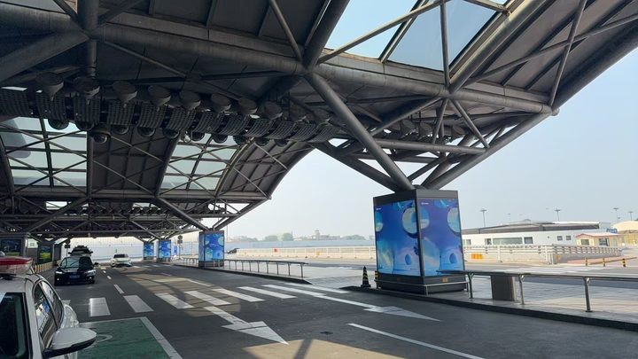 北京首都机场广告-T2出发入口车道包柱灯箱套装