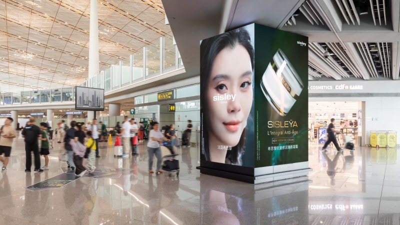 北京首都机场广告-T3国际出发免税区交叉路口包柱LED屏套装