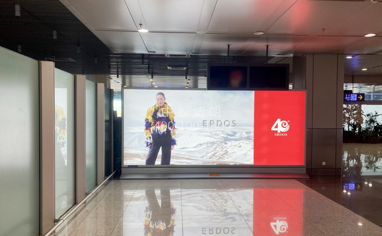 包头机场广告广告-到达通廊西侧尽头灯箱