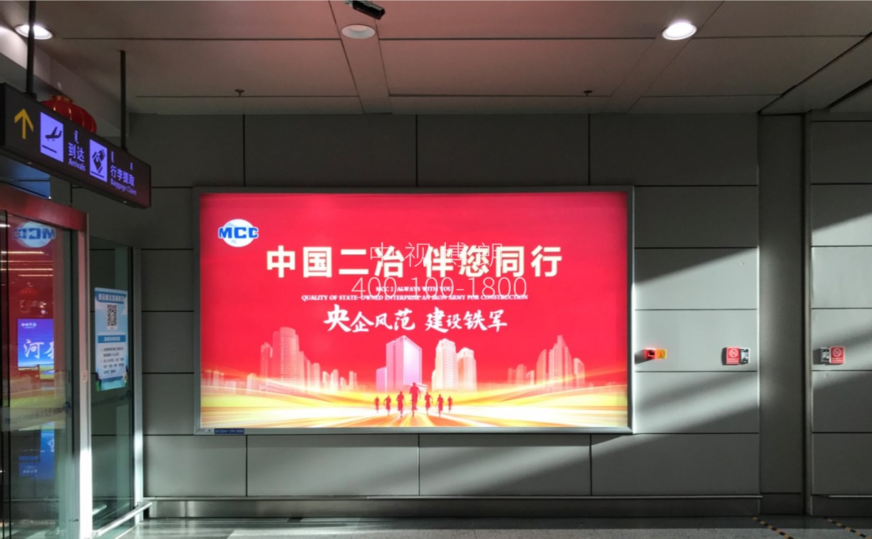包头机场广告广告-到达通廊西侧灯箱2