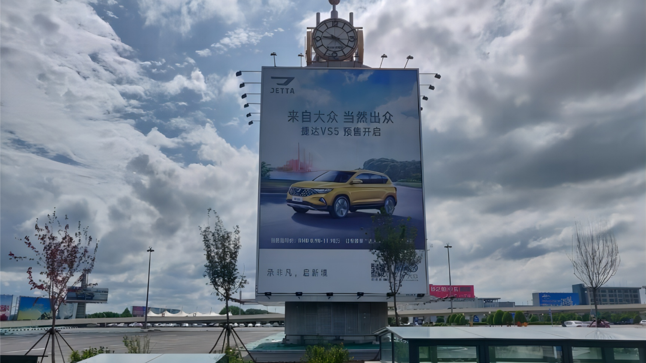 长春龙嘉机场广告-停车场塔钟看板P013