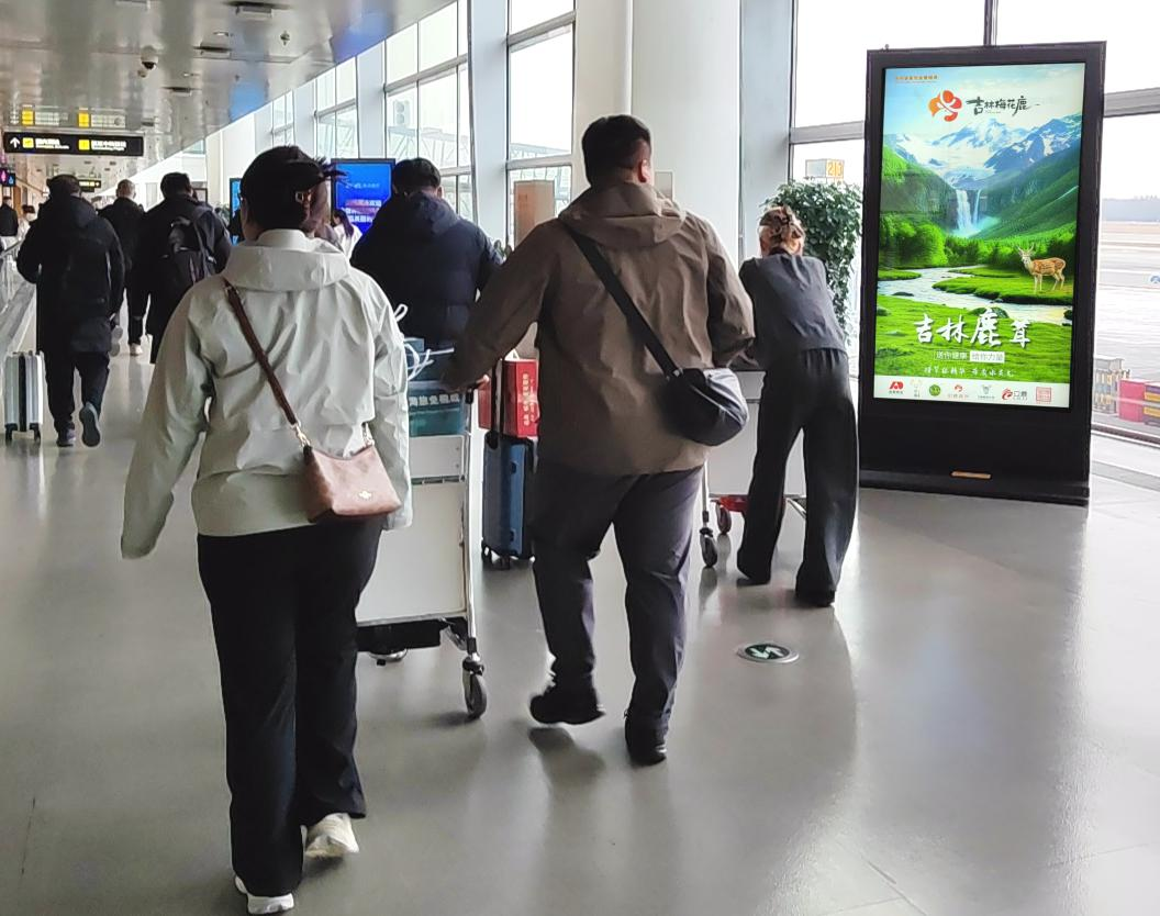 长春龙嘉机场广告-到达通廊刷屏套装