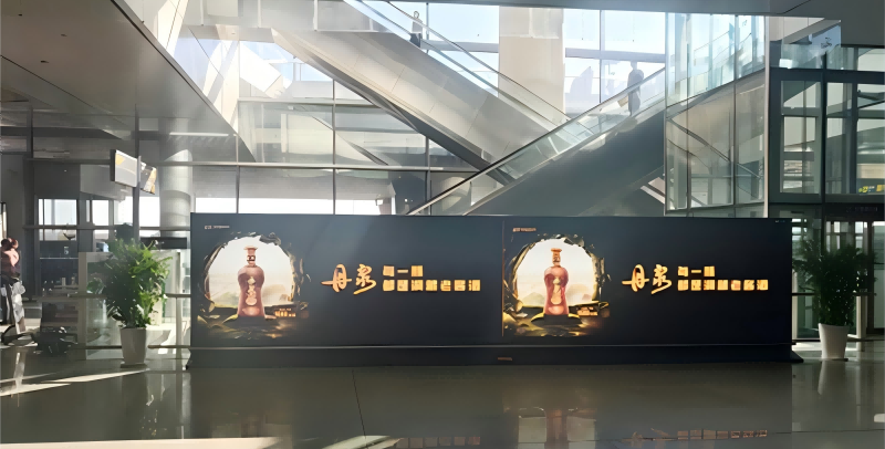 长春龙嘉机场广告-到达迎客厅落地灯箱D013