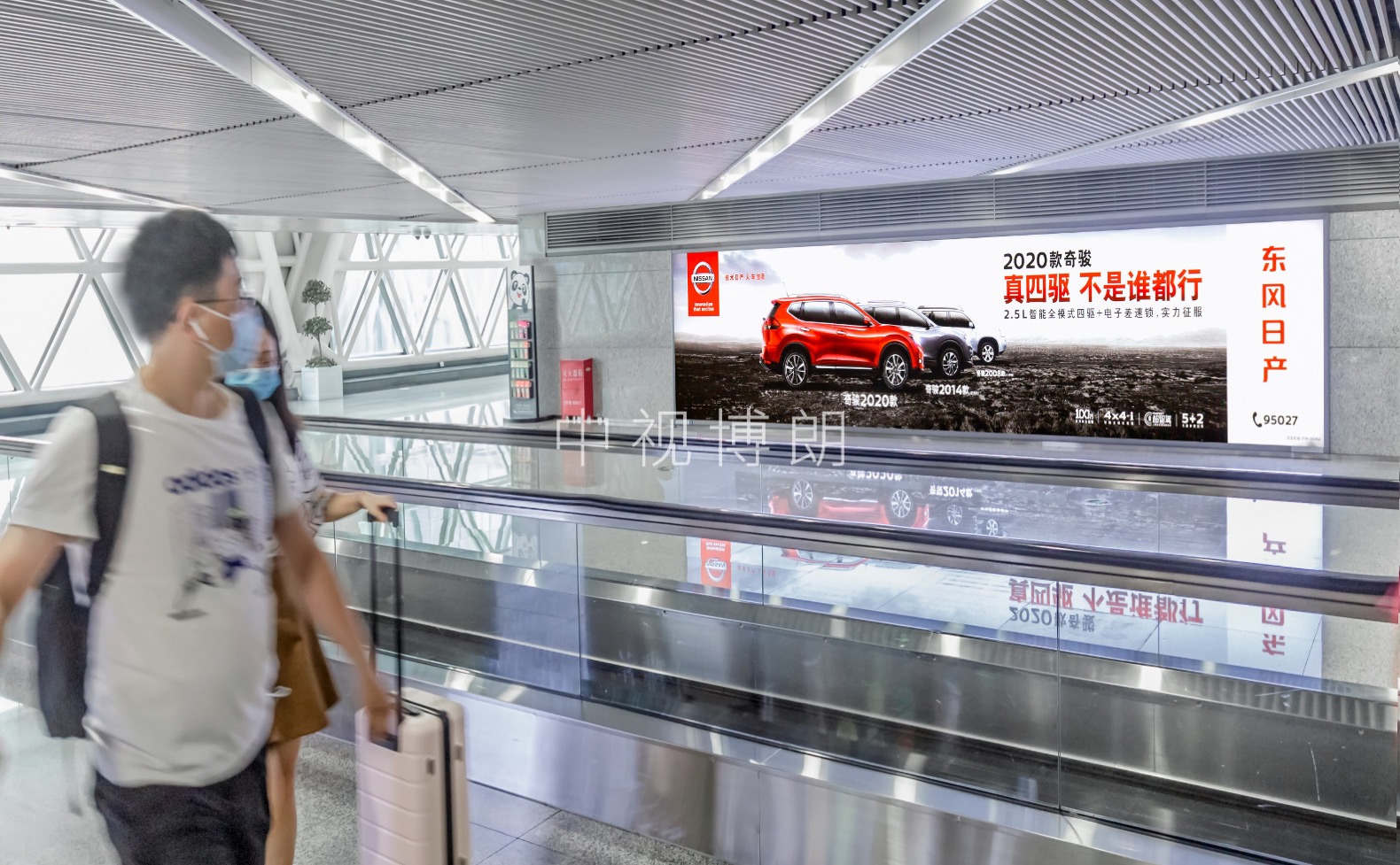 成都机场走廊灯箱广告