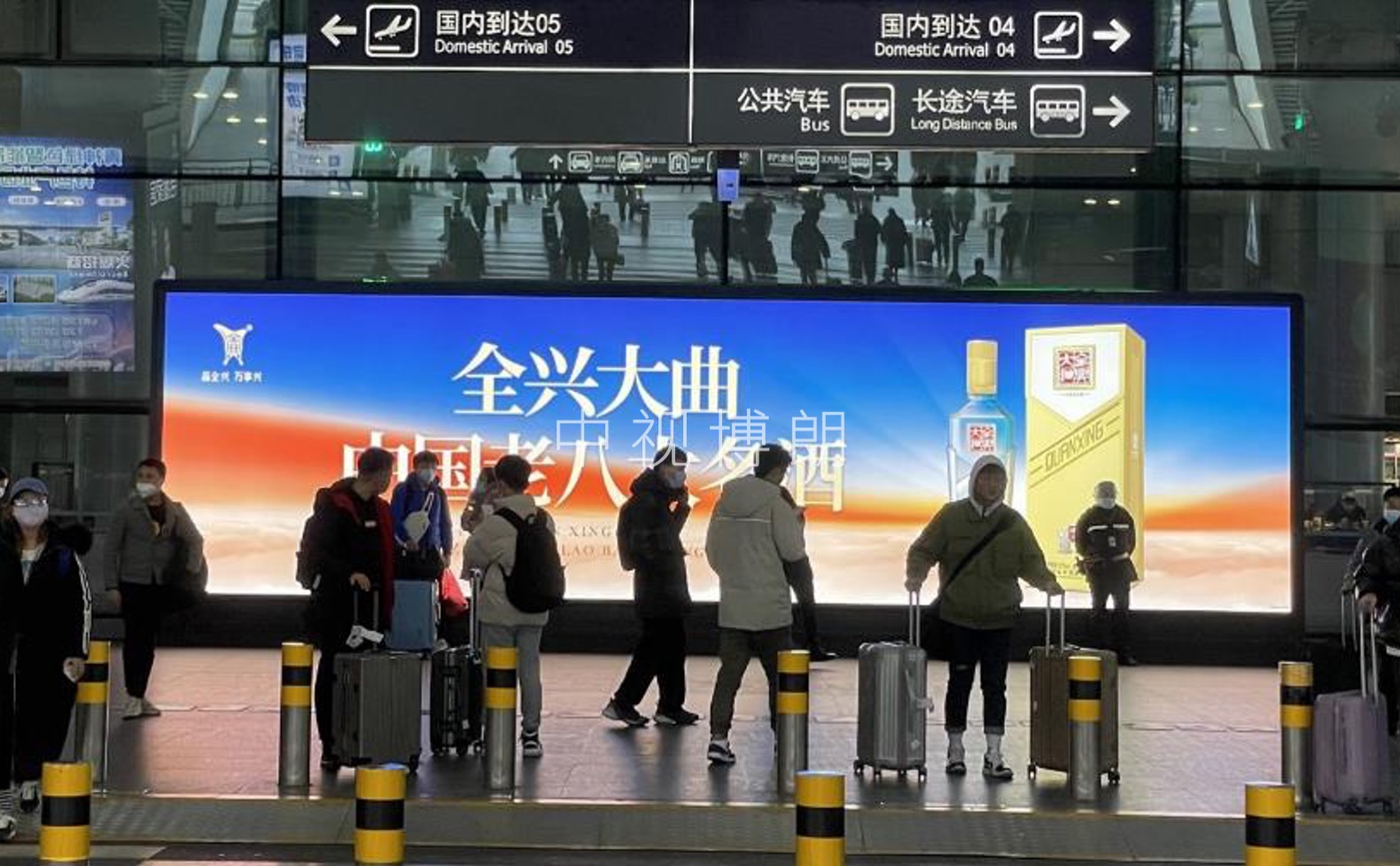 成都双流机场广告-国内到达A/B出口落地灯箱