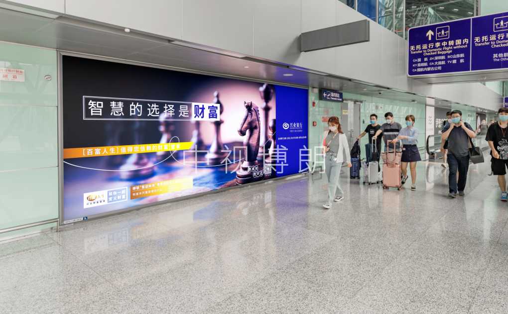 成都双流机场广告-国内到达通廊灯箱套装11