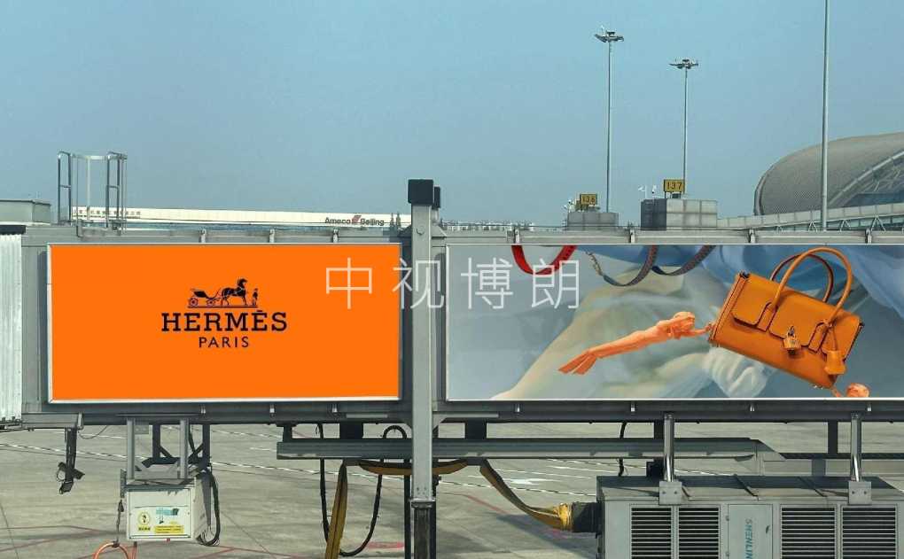 成都双流机场广告-廊桥外看板广告套装