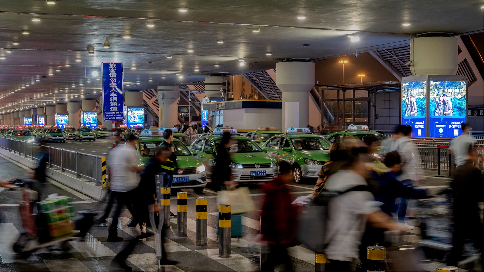 成都双流机场广告-国内到达出口包柱灯箱套装