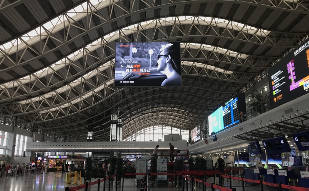 成都双流机场广告-国际出发吊旗2