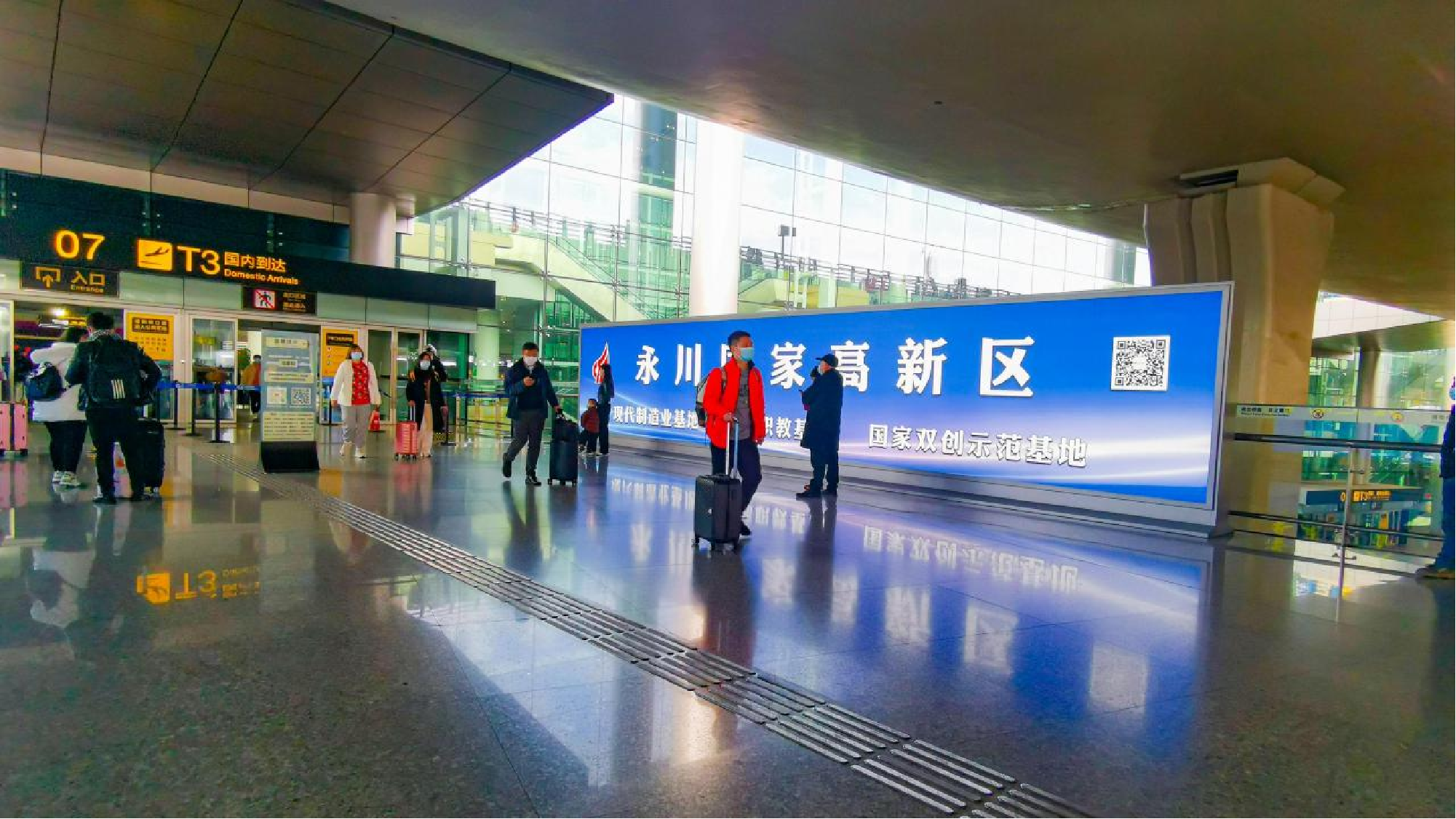 重庆机场广告-T3国内到达通廊落地灯箱
