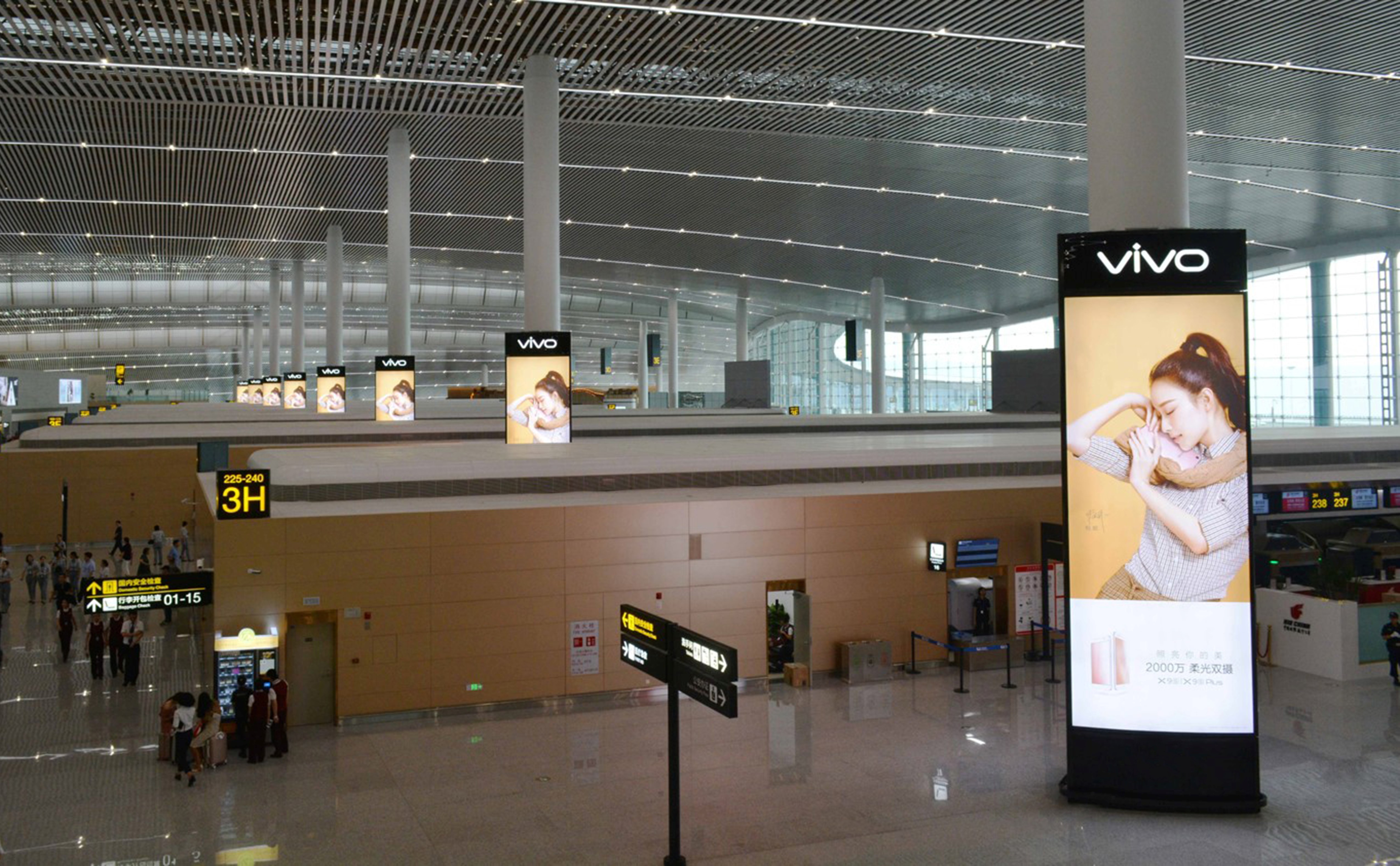 重庆机场广告-T3国内出发办票大厅包柱灯箱