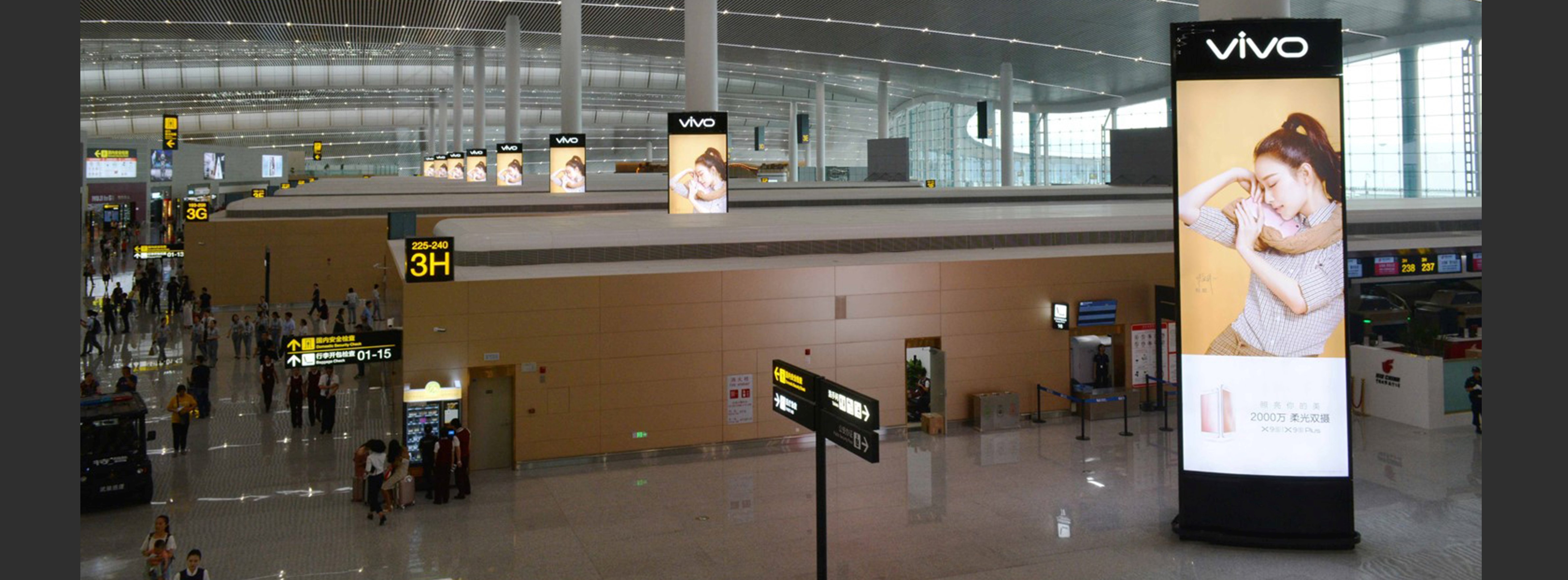 重庆江北机场广告-T3国内出发办票大厅包柱灯箱
