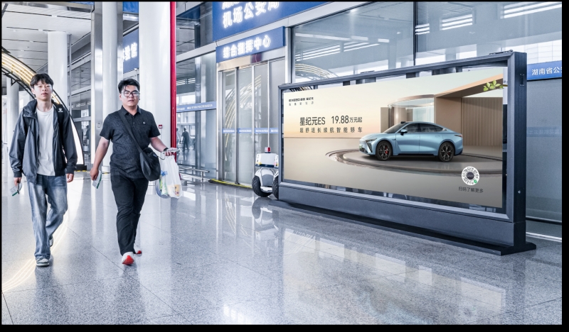 长沙黄花机场广告-T2出发磁浮连廊立式灯箱