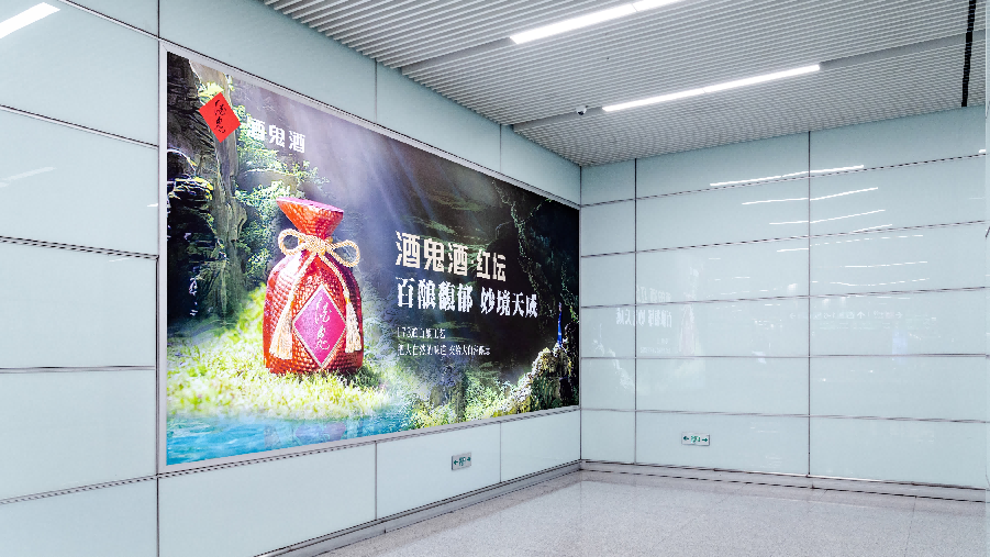 长沙黄花机场广告-T2国内到达通廊下梯口灯箱套装