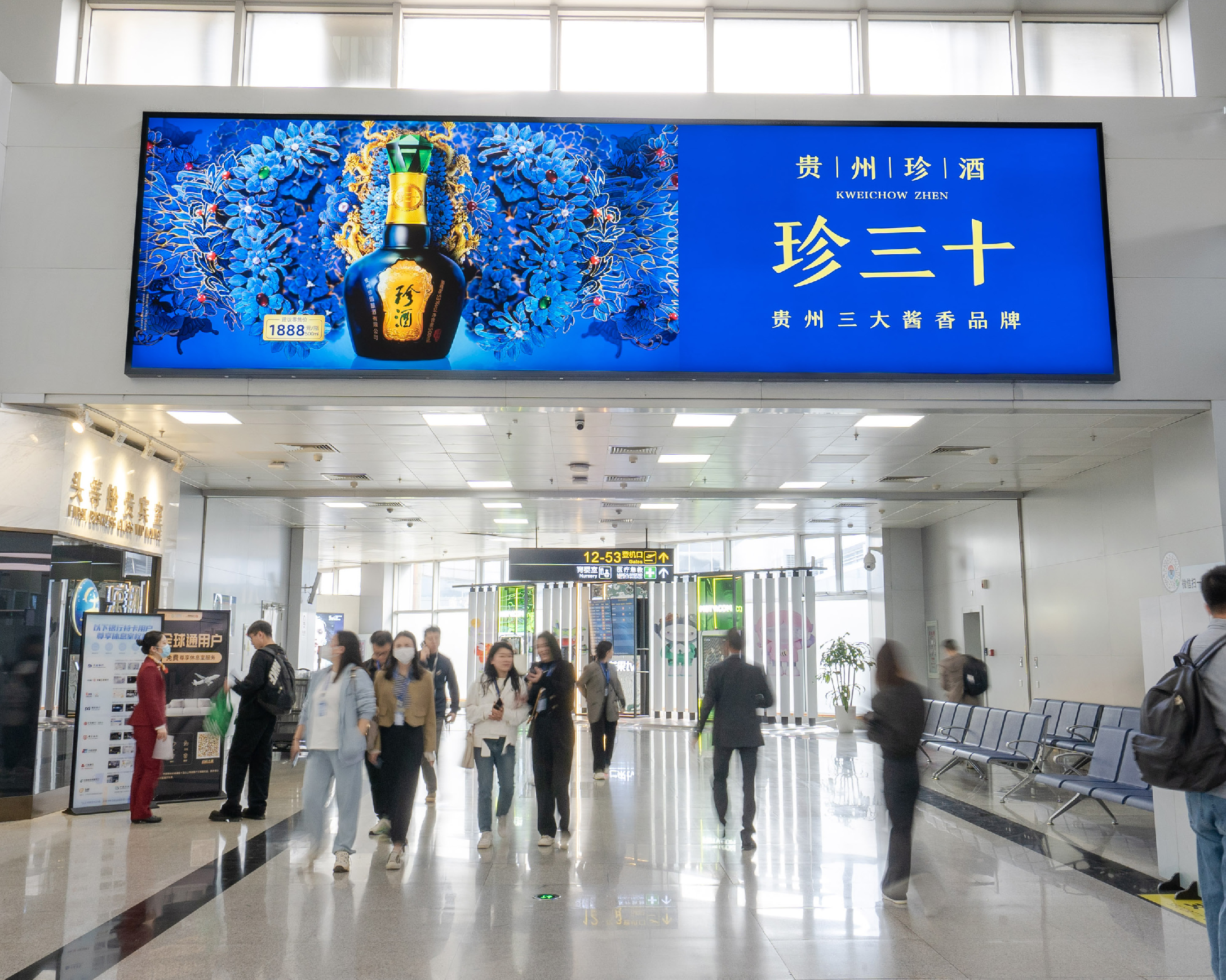 长沙机场T1出发候机厅悬挂灯箱