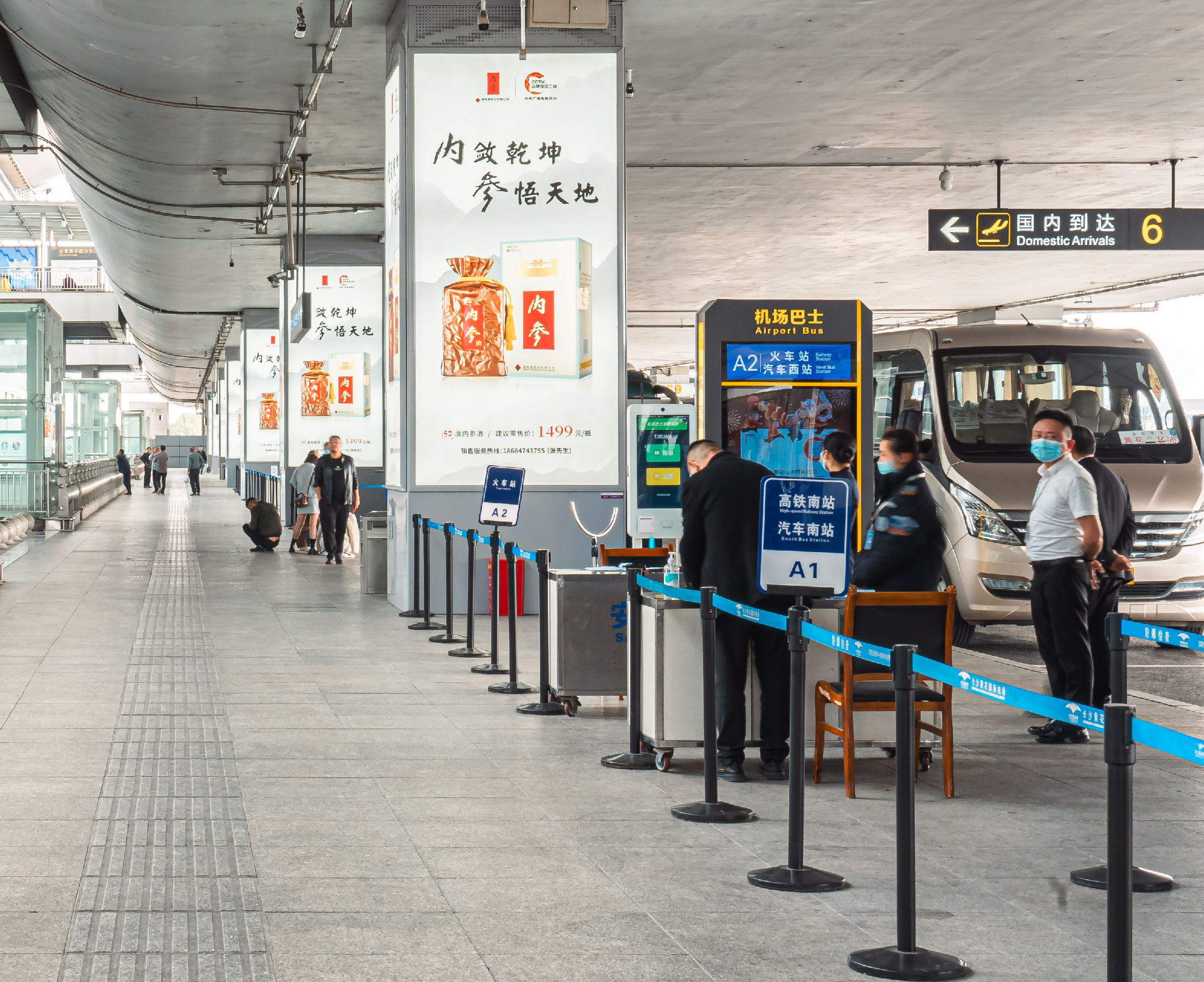 长沙机场T2到达车道包柱灯箱