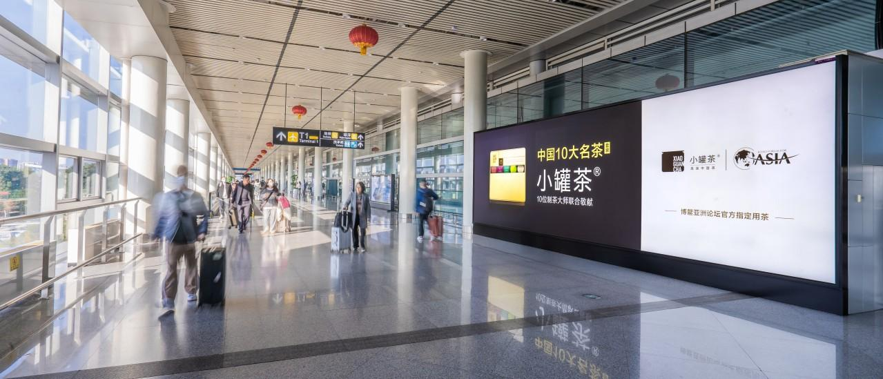 长沙机场T2磁浮连廊灯箱