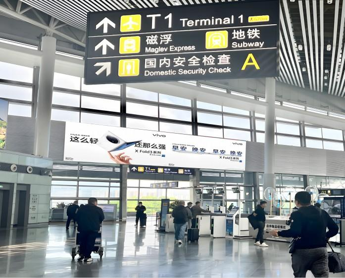 长沙黄花机场广告-T2国内出发磁浮地铁通廊灯箱