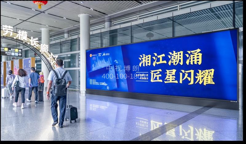 长沙黄花机场广告-T2出发磁浮连廊立式灯箱套装