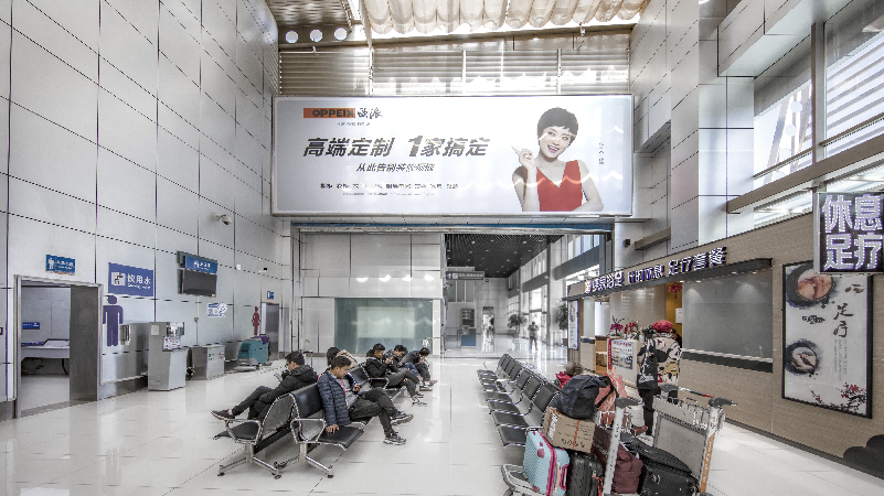 大理机场广告-F1层出发厅安检口墙面灯箱1