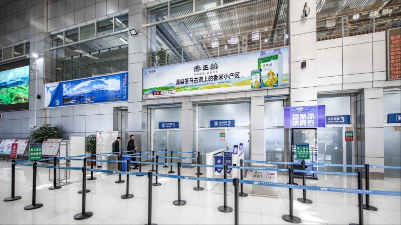 大理机场广告-F1层出发厅安检口墙面灯箱