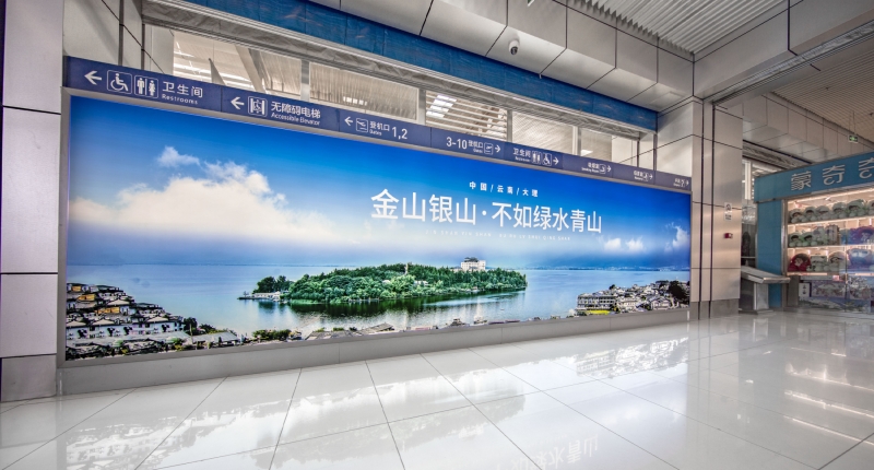 大理机场广告-F2层出发扶梯口落地灯箱