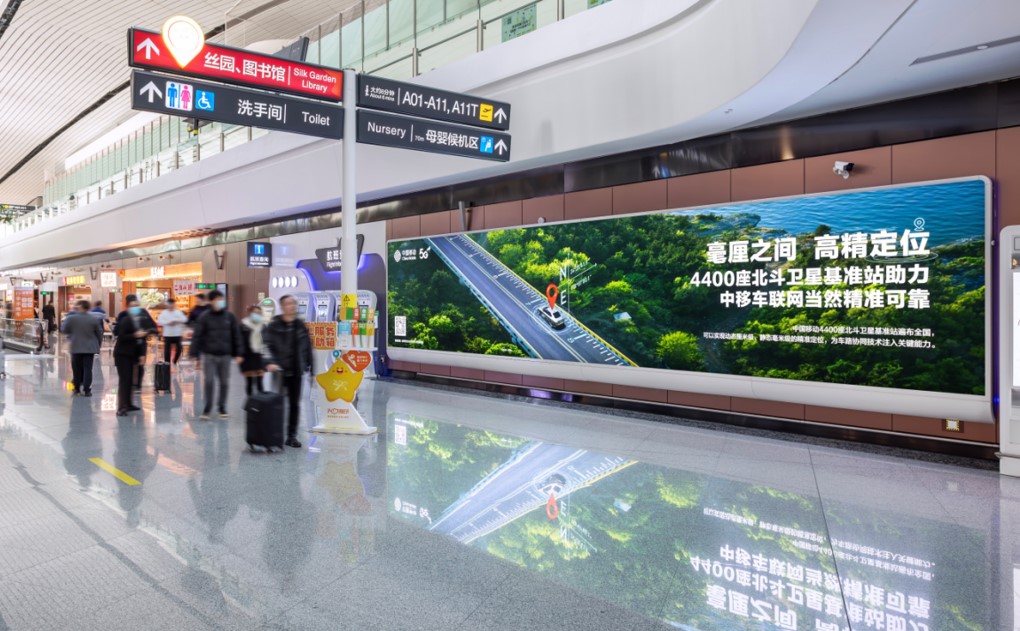 大兴机场广告-国内混流区行李厅入口灯箱套装