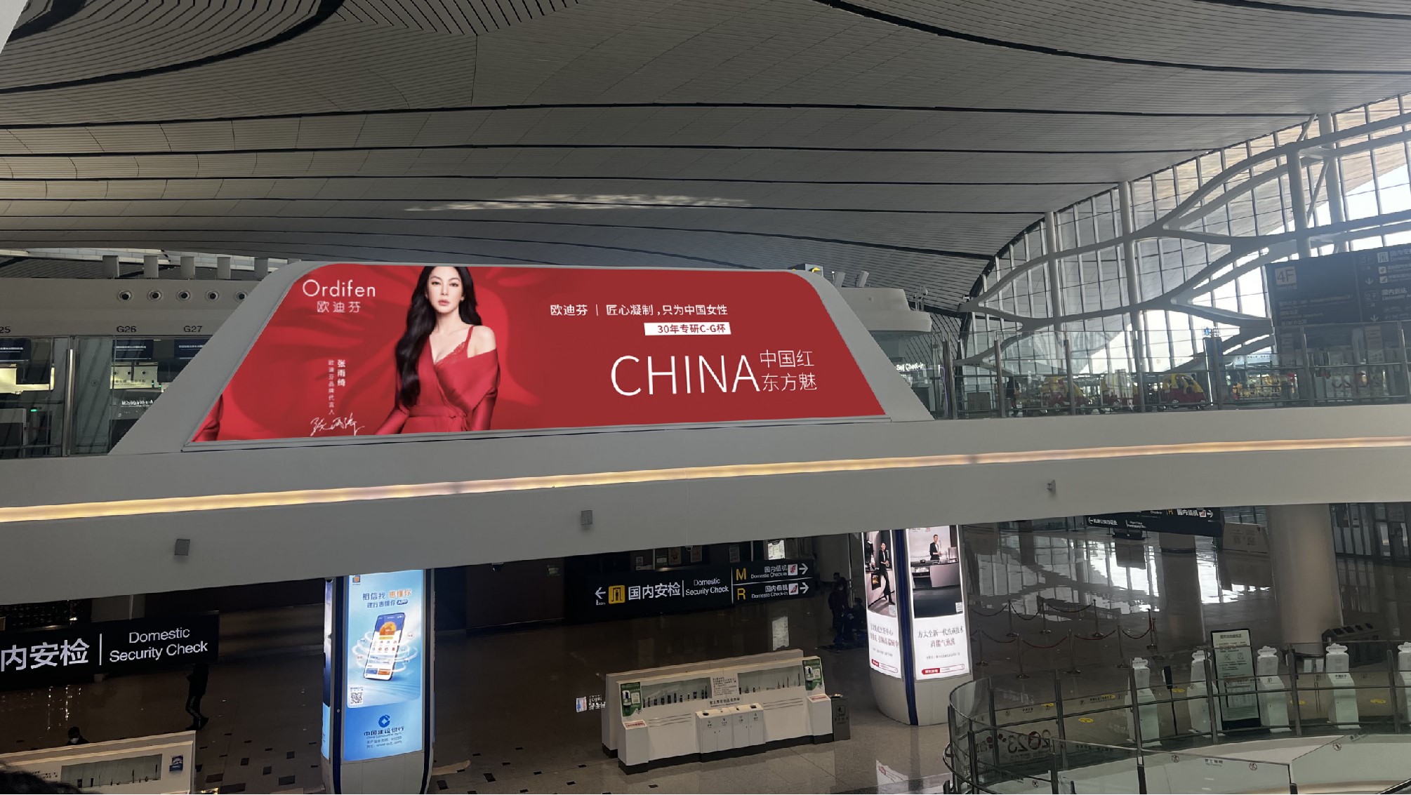 大兴机场广告-出发大厅中央巨型灯箱套装