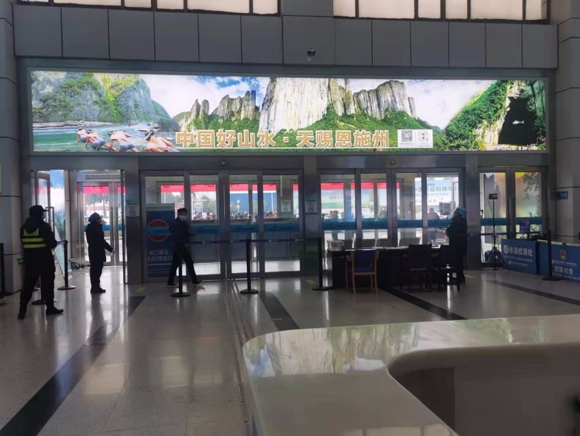 恩施机场广告-出发大厅入口处灯箱