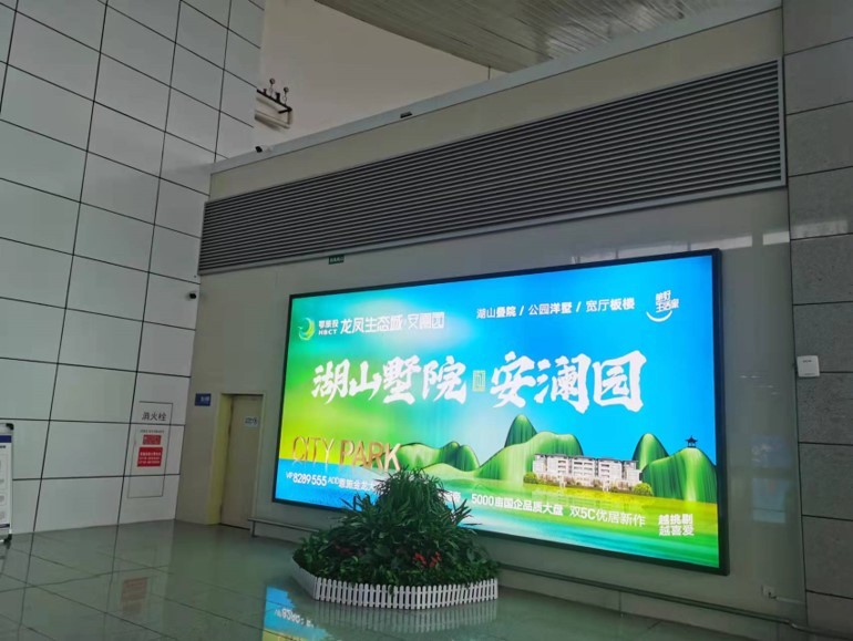 恩施机场广告-出发候机区电梯口灯箱2