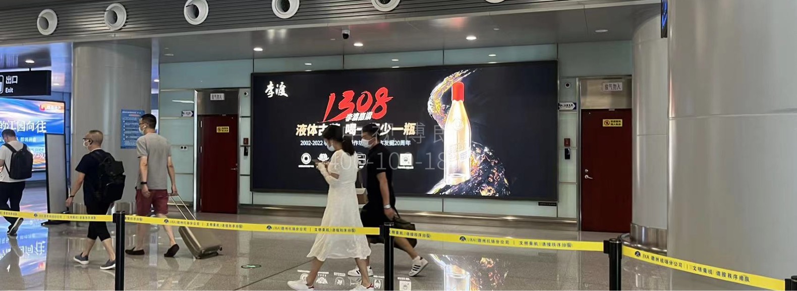 赣州黄金机场广告-T2国内到达行李厅墙面灯箱2