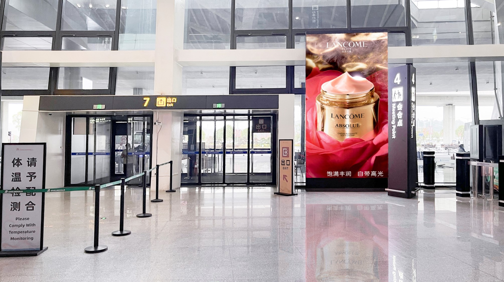机场广告-国内到达迎客厅灯箱3
