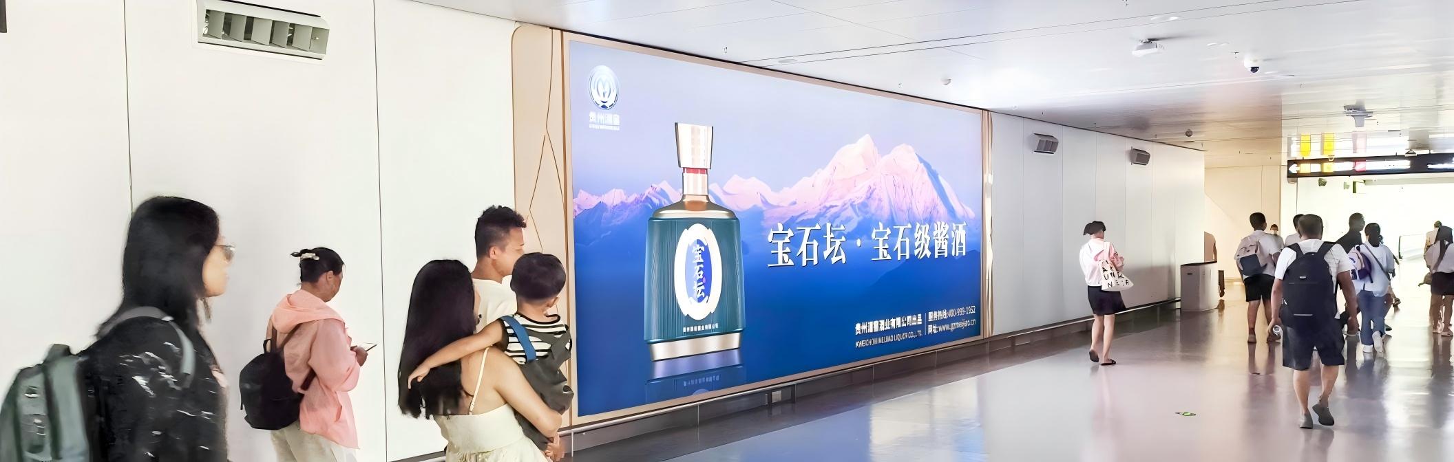 机场广告-T3到达通廊灯箱套装1