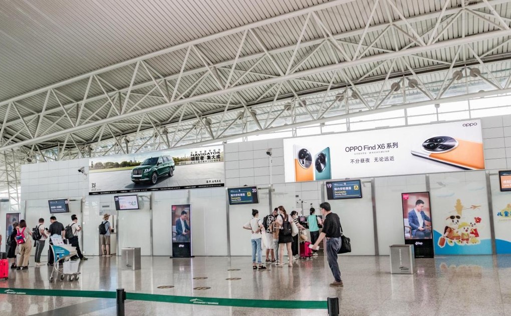 广州机场广告-T1国内出发值机厅高空灯箱套装
